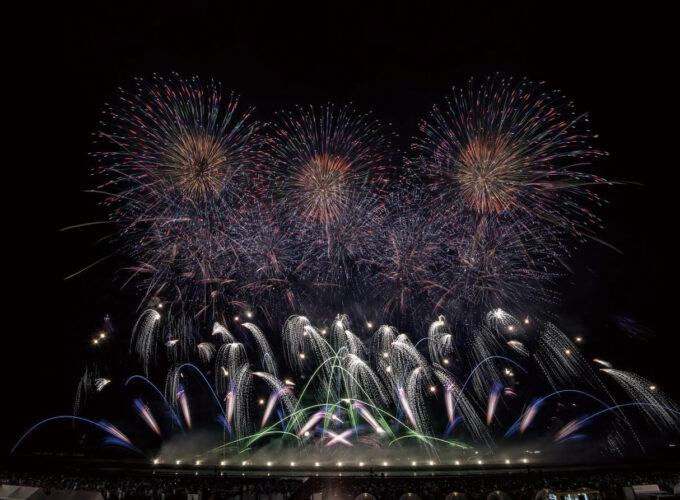 大曲の花火―春の章―▷春の夜空に新シーズンの開幕を告げる