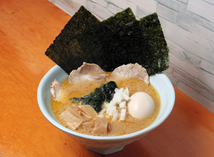 雫 しずく｜秋田市でトンコツと鶏油の旨み溢れる家系ラーメンを味わう雫 しずく