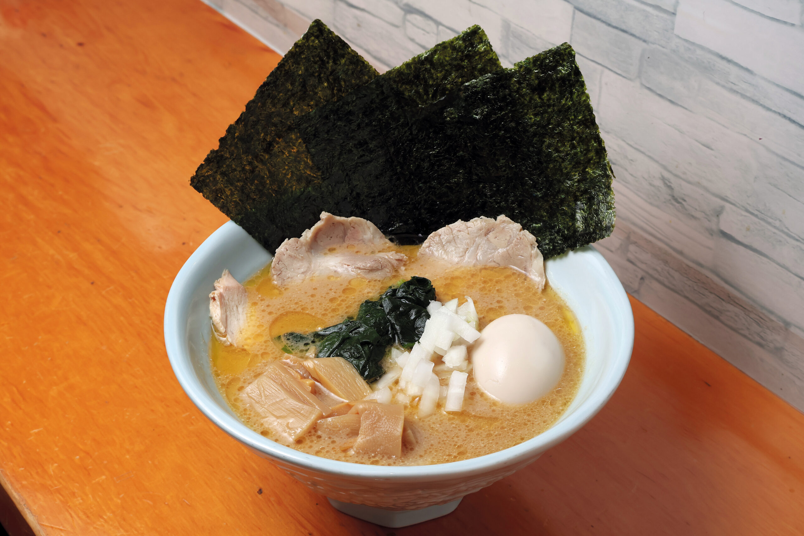 雫 しずく｜秋田市でトンコツと鶏油の旨み溢れる家系ラーメンを味わう