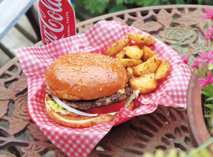 【仙北市】バーガーショップ gatagata｜アメリカ育ちの店主が作る湖畔の本格バーガーを