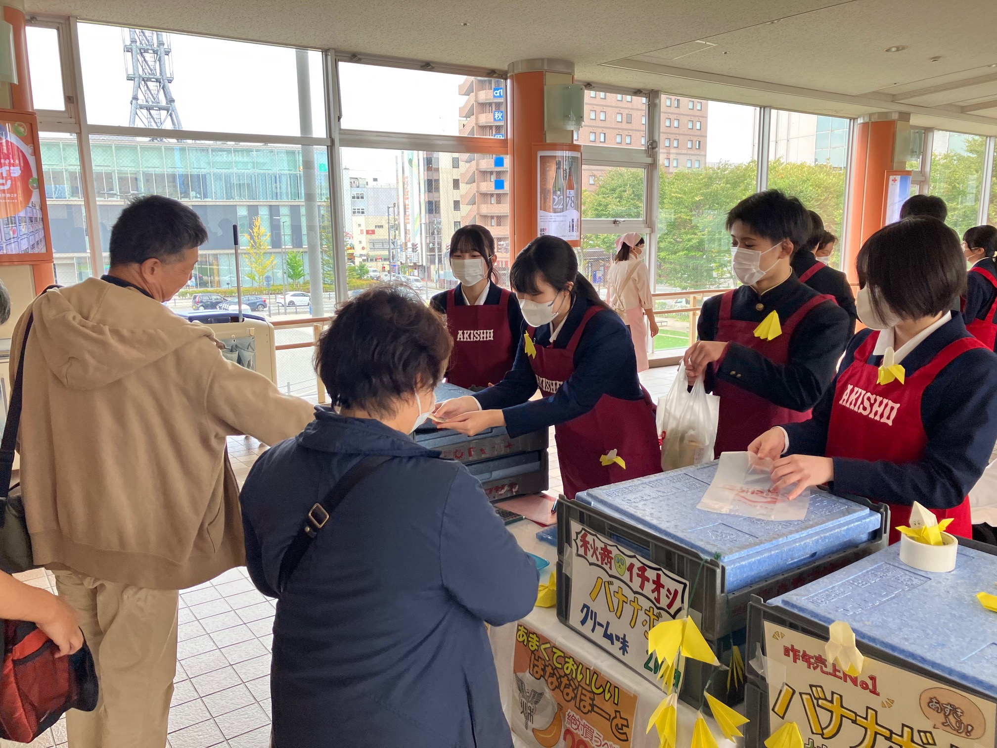 【秋田市】AKISHOP｜秋田商業高校の生徒が地元企業とコラボした商品がずらり
