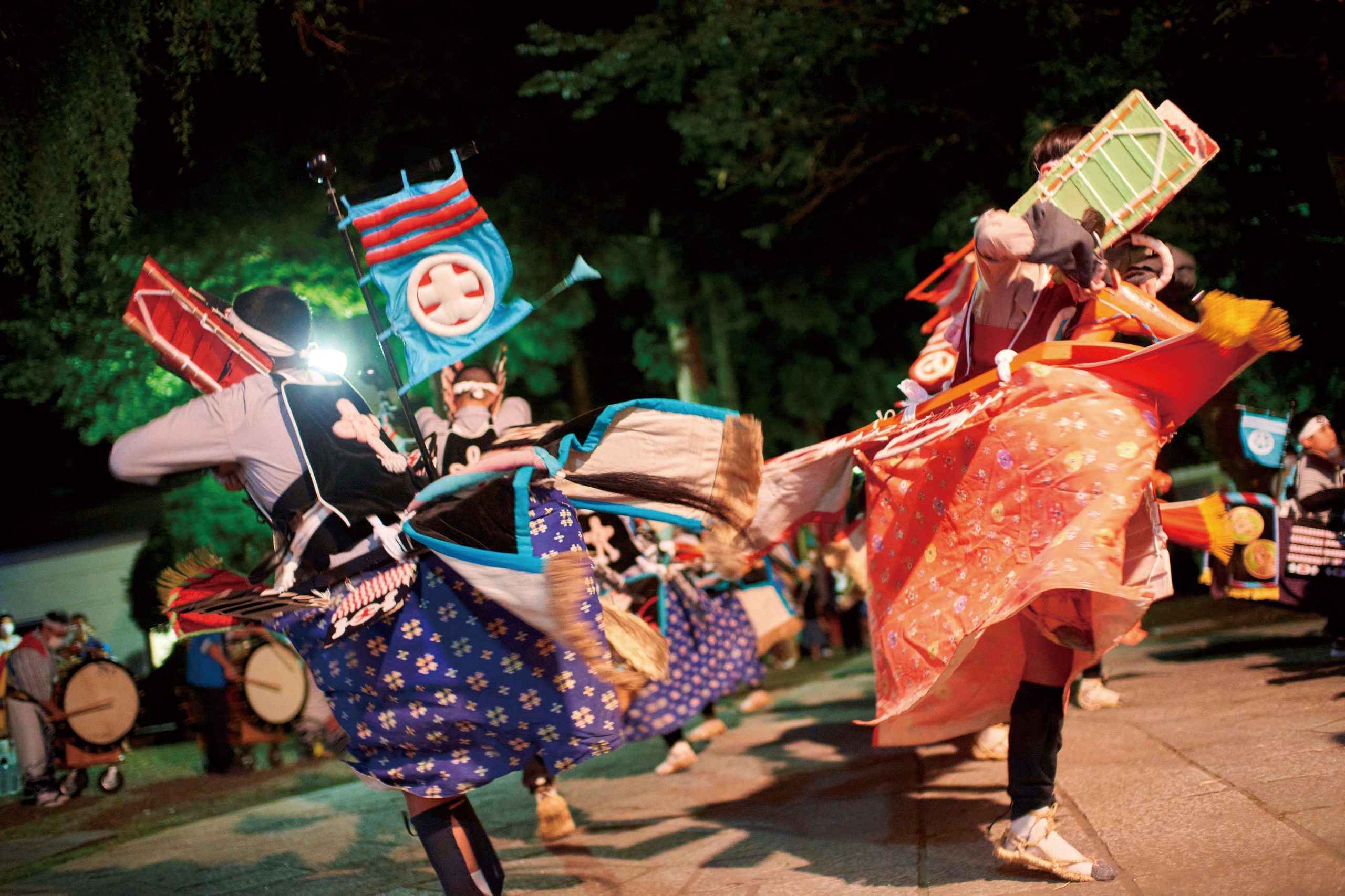 【藤里町】秋田県指定無形民俗文化財「藤琴豊作踊り」｜青と赤が交差する迫力の舞に注目