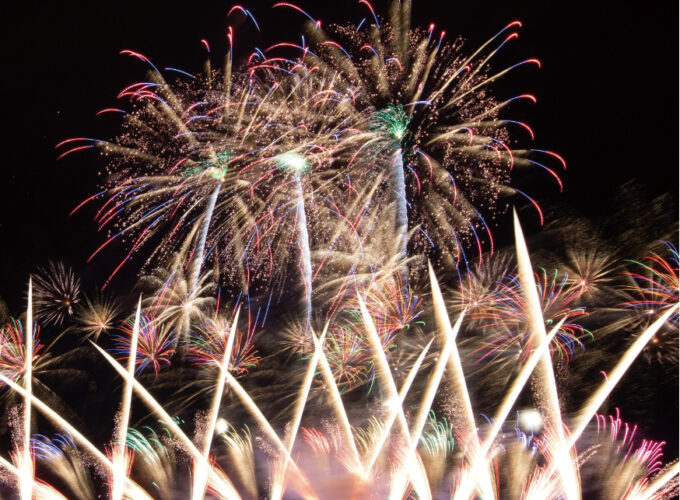 男鹿市「第22回男鹿日本海花火」魔法のように夜空を彩る幻想的な花火