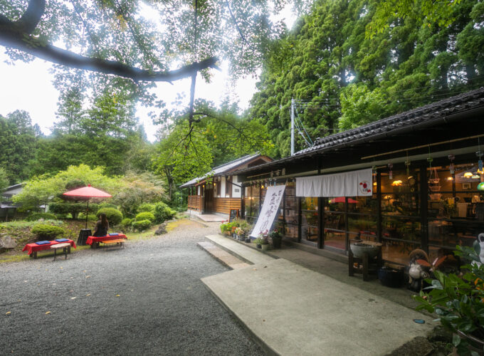 映画ロケ地で話題の地を特集！　あきたタウン情報10月号を片手ににかほ市を遊び尽くせ！