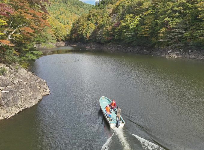 【北秋田市】湖上から楽しむ、紅葉の太平湖｜豊かな自然と秋景色をゆったり満喫